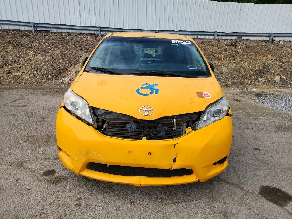 2017 TOYOTA SIENNA 5