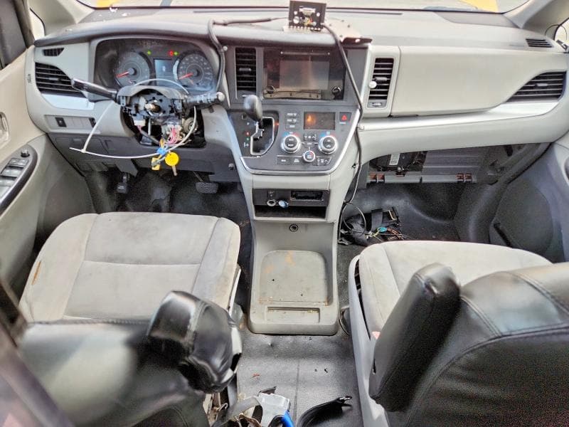 2017 TOYOTA SIENNA 8