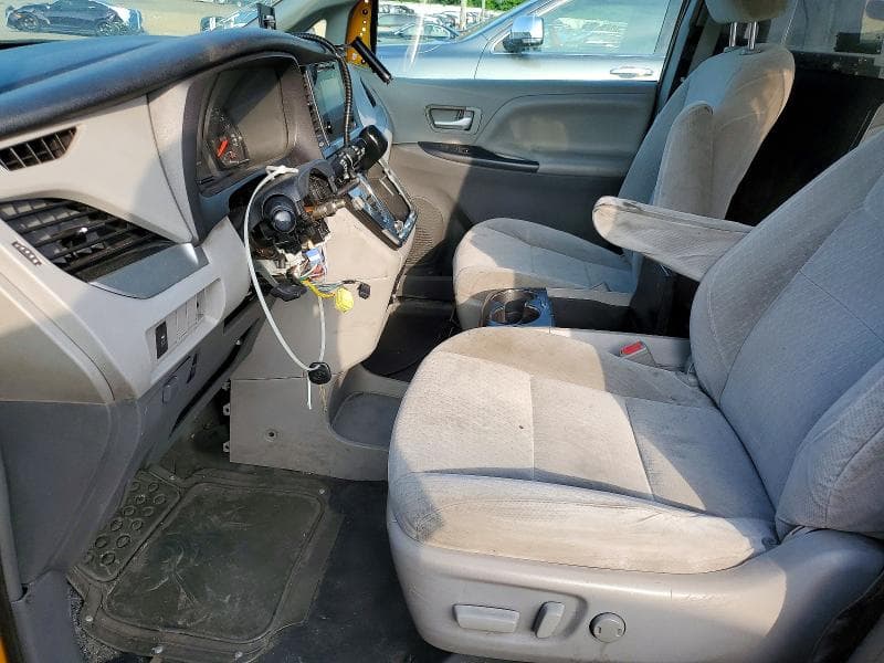 2017 TOYOTA SIENNA LE LE 8