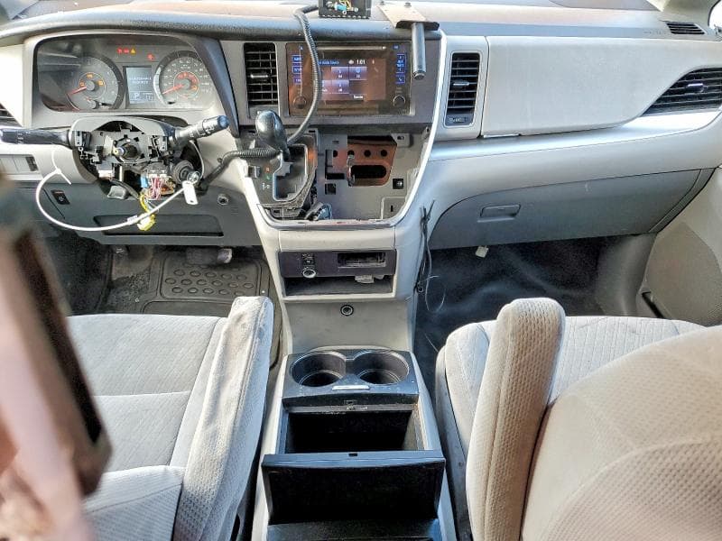 2017 TOYOTA SIENNA LE LE 9