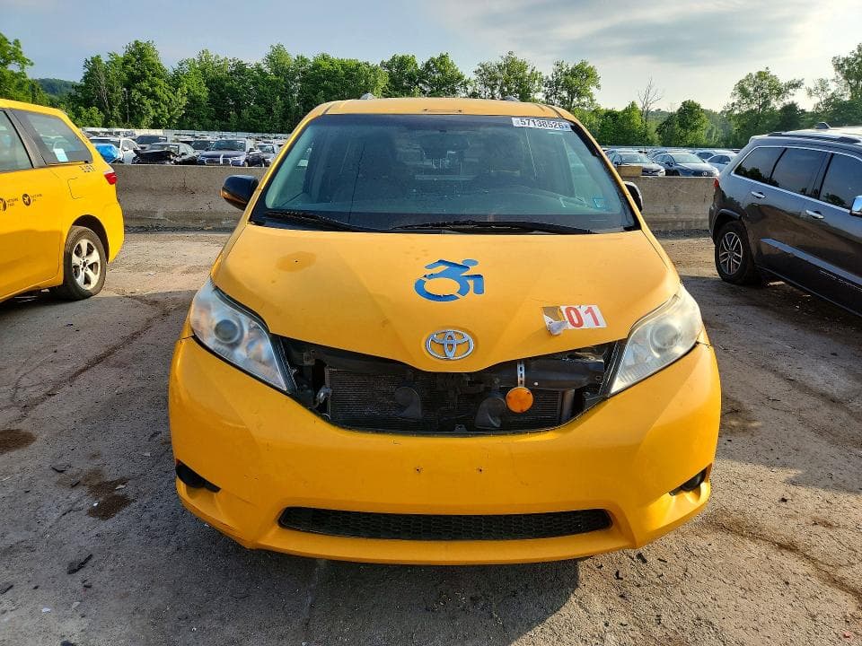 2017 TOYOTA SIENNA LE LE 6