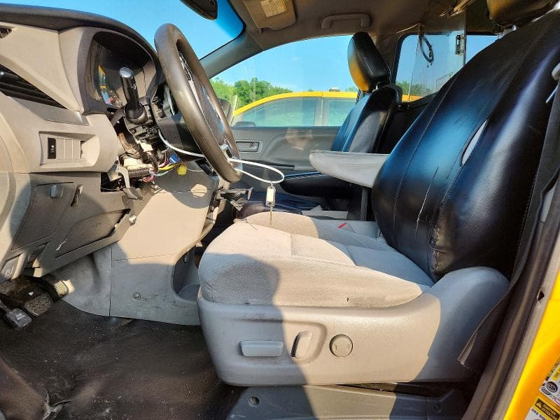 2017 TOYOTA SIENNA LE LE 8