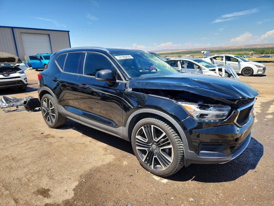 2020 VOLVO XC40 T5 MOMENTUM 4