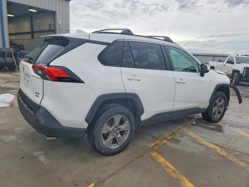 2024 TOYOTA RAV4 XLE 3