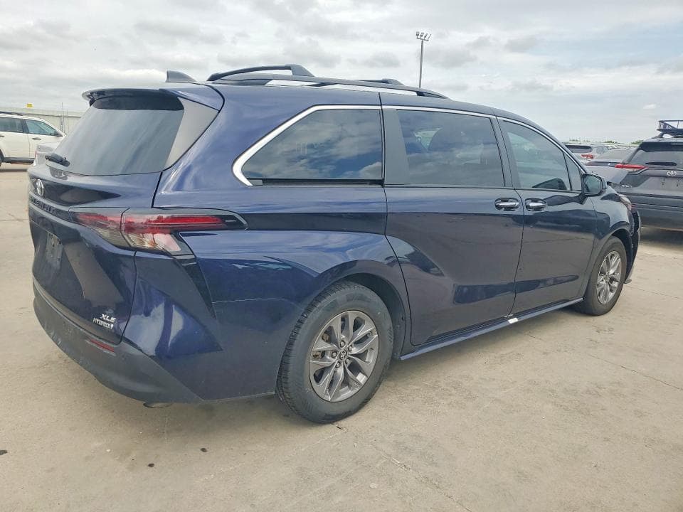 2023 TOYOTA SIENNA XLE XLE 3