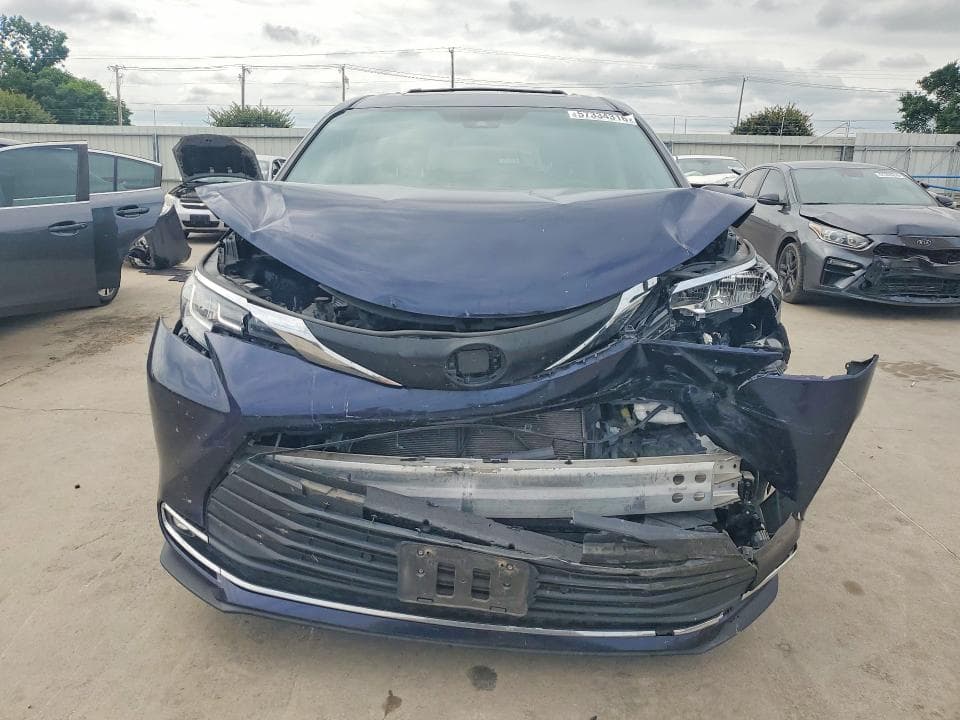 2023 TOYOTA SIENNA XLE XLE 5