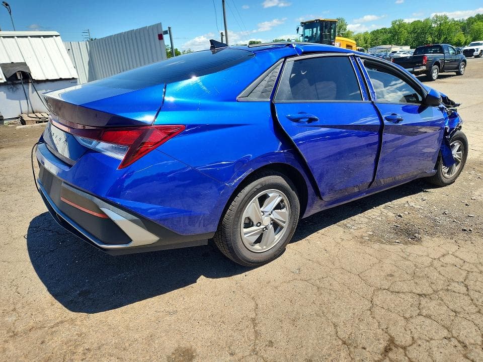 2025 HYUNDAI ELANTRA SE 3