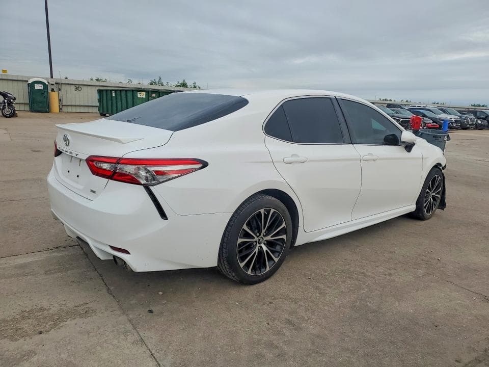 2018 TOYOTA CAMRY SE 3