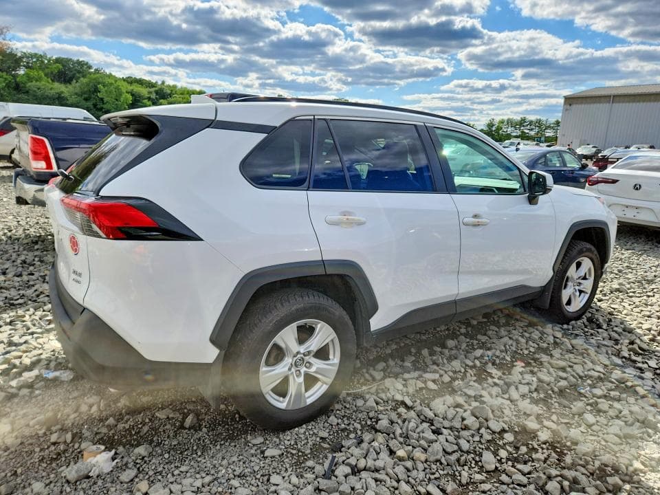 2021 TOYOTA RAV4 XLE 3