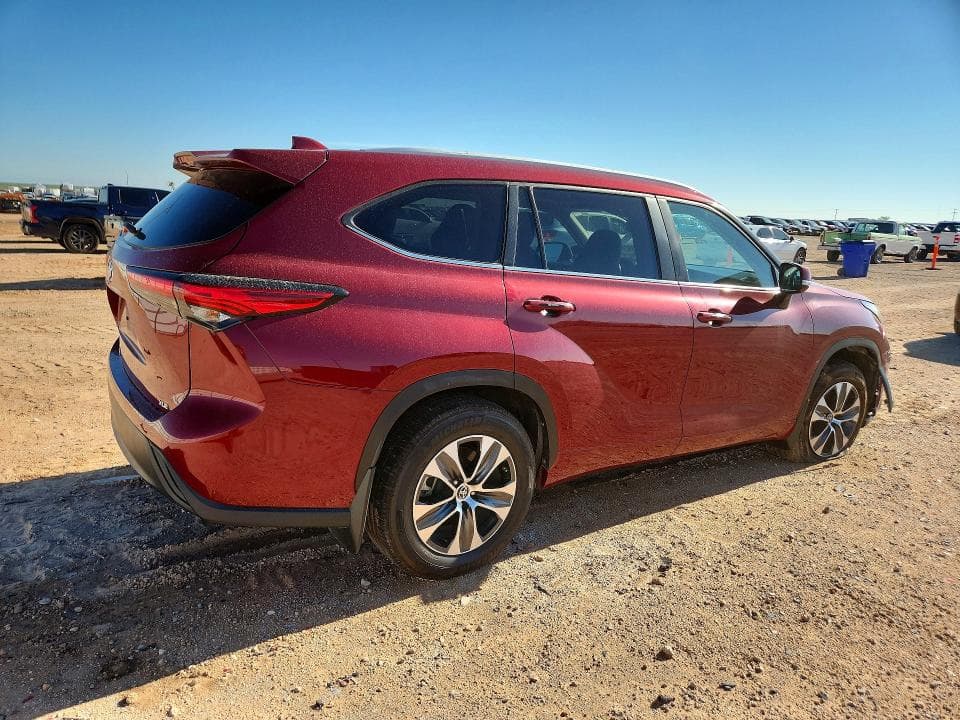 2023 TOYOTA HIGHLANDER XLE 3