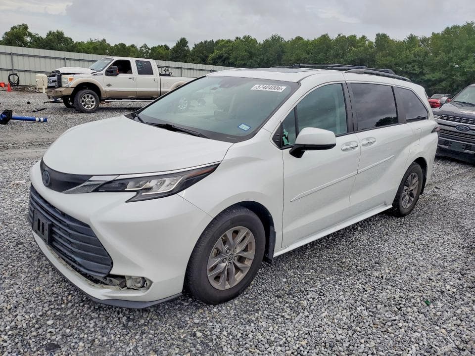 2022 TOYOTA SIENNA XLE - 1