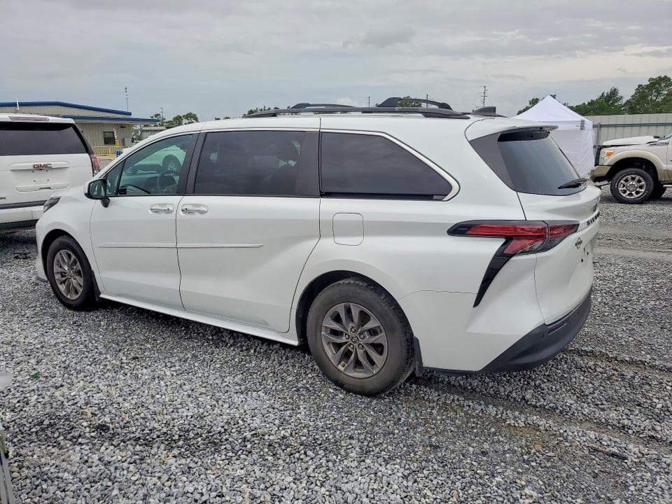 2022 TOYOTA SIENNA XLE 2