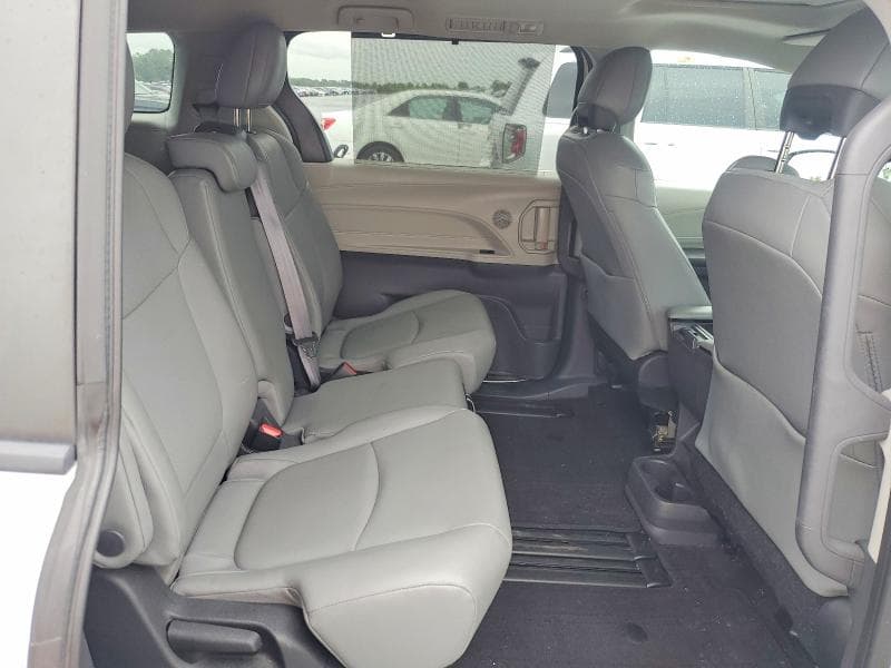 2022 TOYOTA SIENNA XLE 11