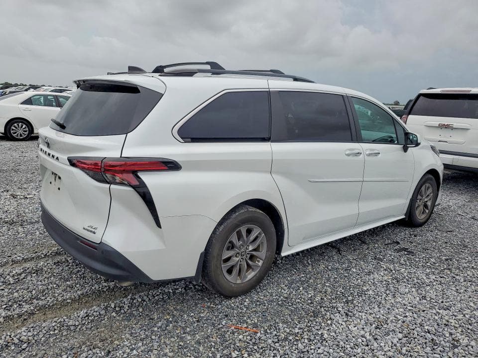 2022 TOYOTA SIENNA XLE 3