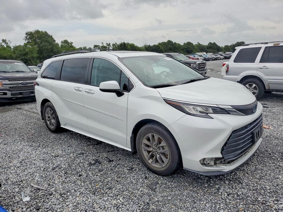 2022 TOYOTA SIENNA XLE 4