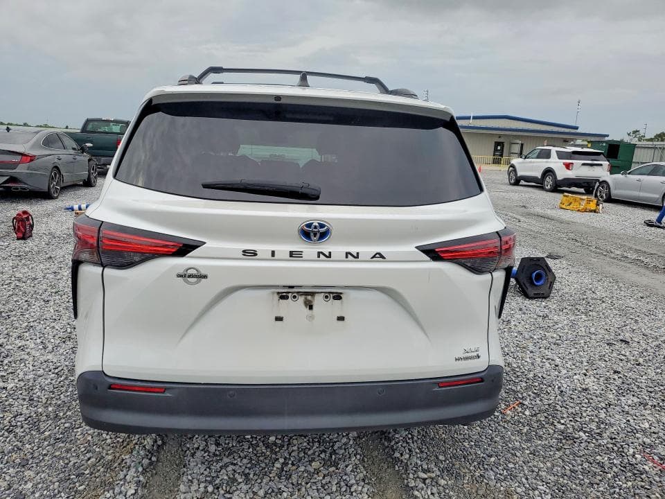 2022 TOYOTA SIENNA XLE 6
