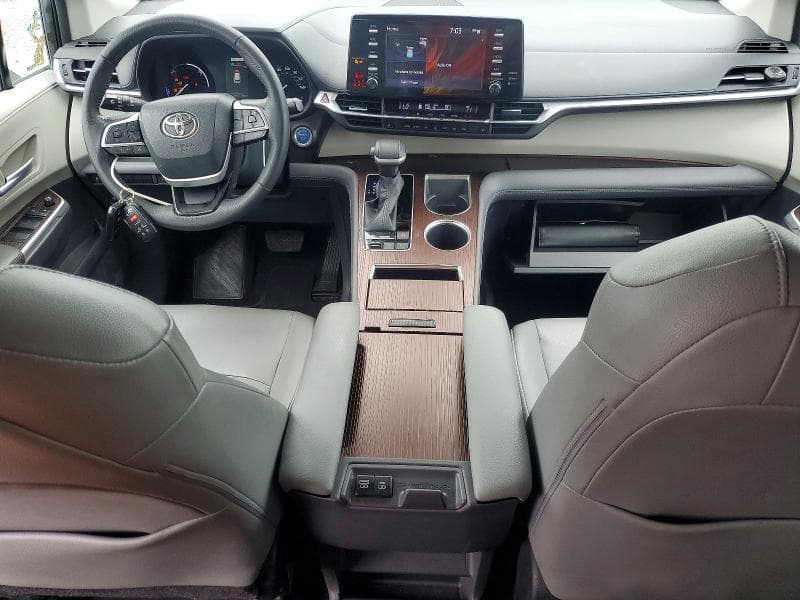 2022 TOYOTA SIENNA XLE 8