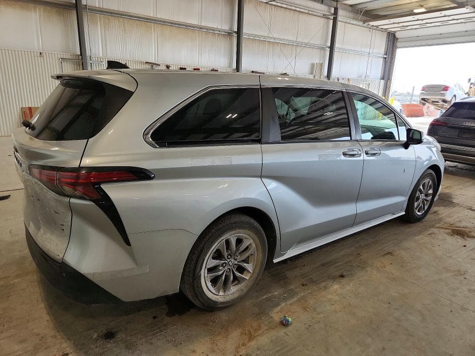 2022 TOYOTA SIENNA LE LE 3
