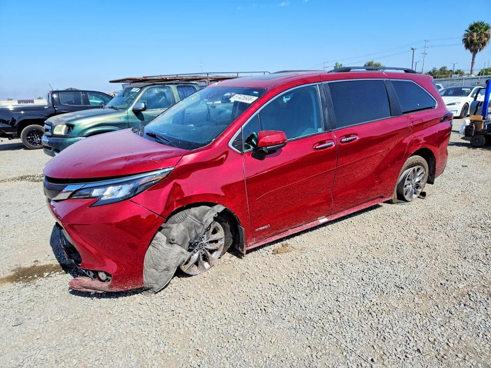 2021 TOYOTA SIENNA XLE