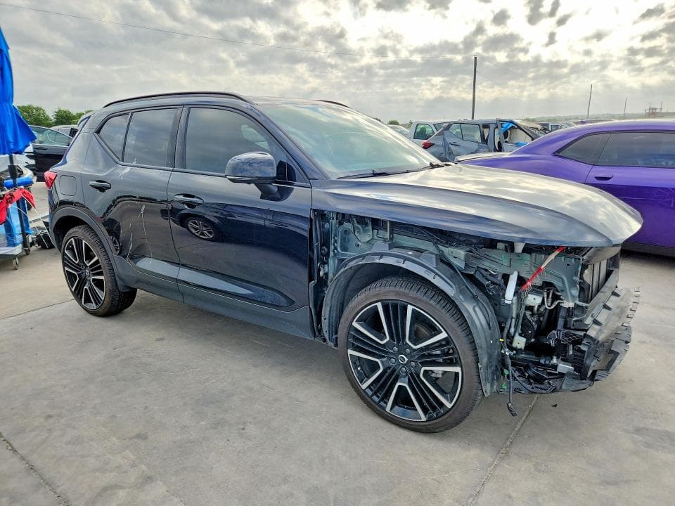 2025 VOLVO XC40 ULTRA 4