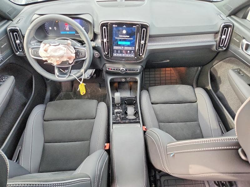 2025 VOLVO XC40 ULTRA 8