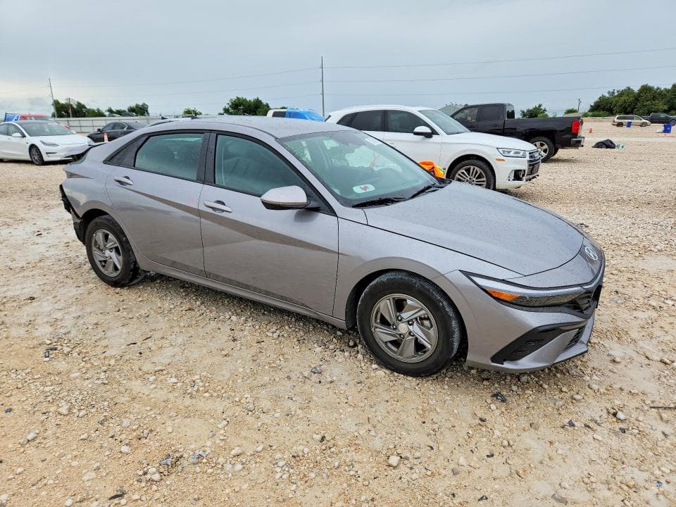 2025 HYUNDAI ELANTRA SE 4