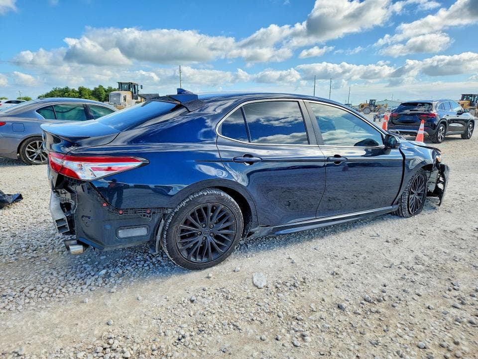 2020 TOYOTA CAMRY SE SE 3