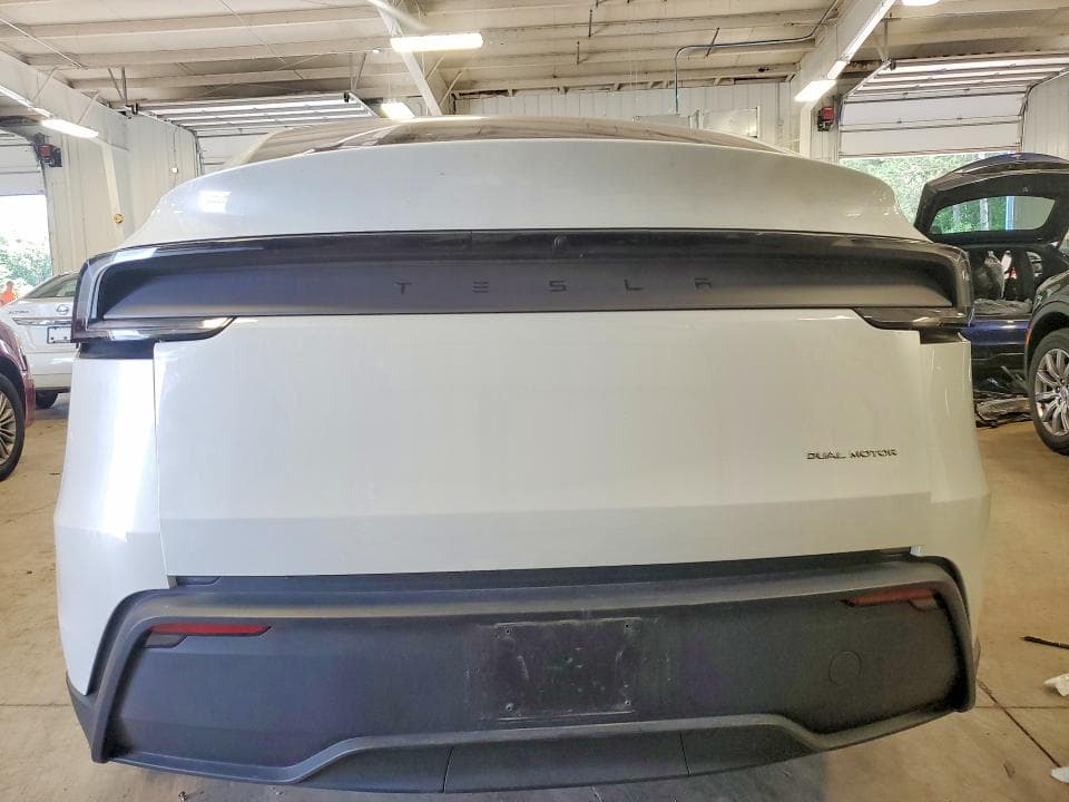 2026 TESLA MODEL Y 6