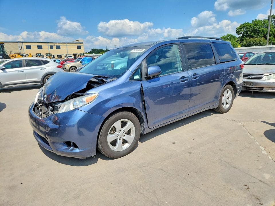 2016 TOYOTA SIENNA LE