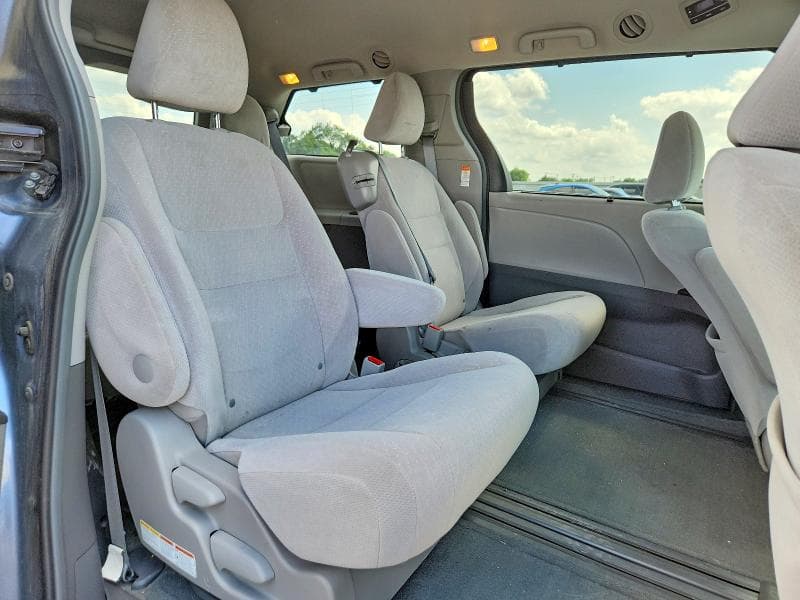 2016 TOYOTA SIENNA LE 11