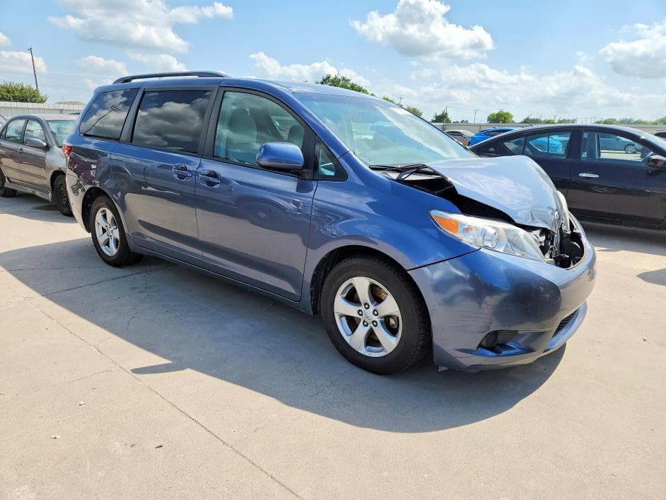 2016 TOYOTA SIENNA LE 4