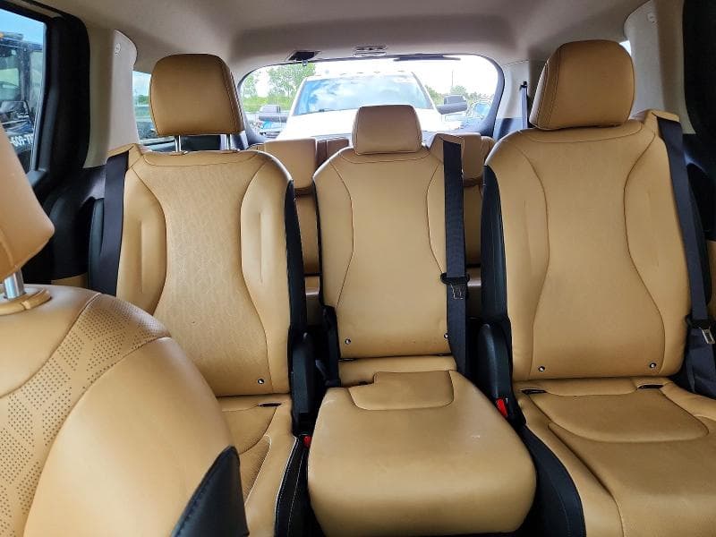 2024 KIA CARNIVAL LX 10