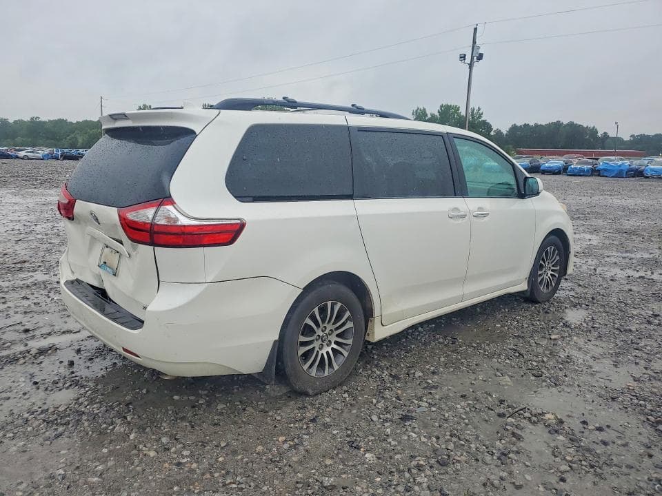 2018 TOYOTA SIENNA XLE 8-PASSENGER 3