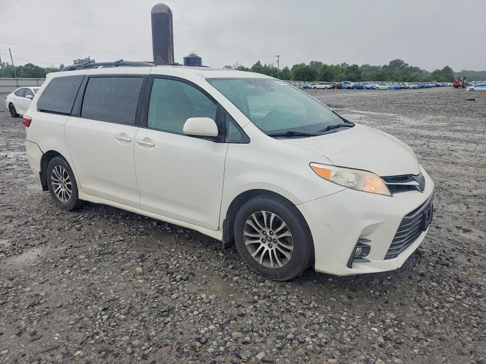 2018 TOYOTA SIENNA XLE 8-PASSENGER 4