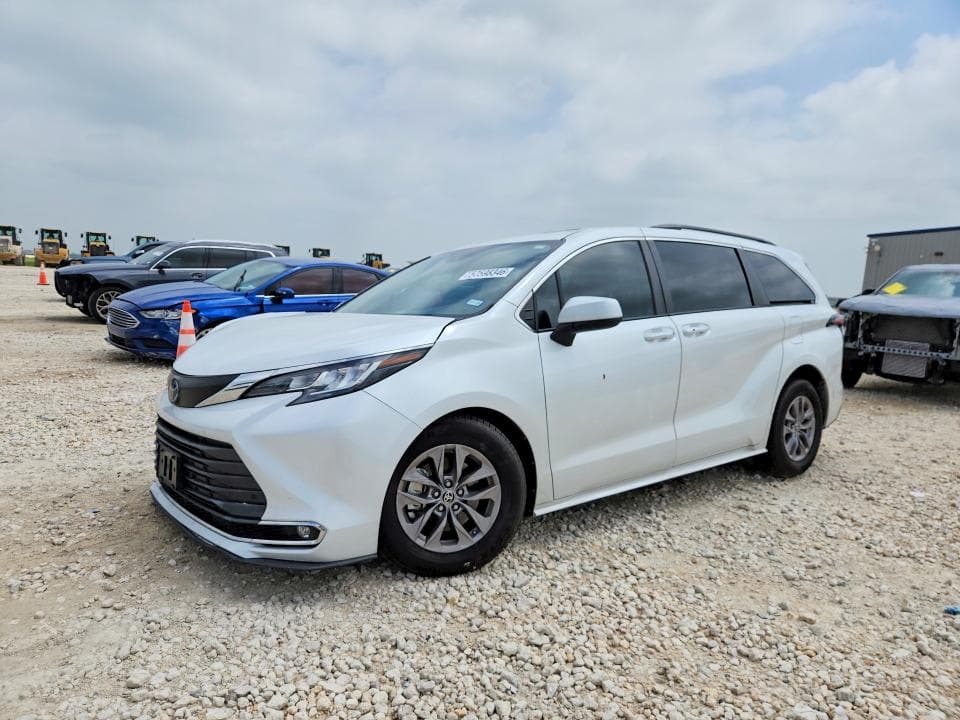 2022 TOYOTA SIENNA XLE - 1