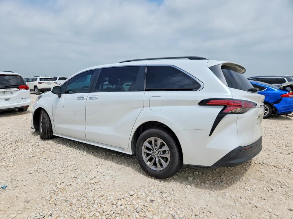 2022 TOYOTA SIENNA XLE 2