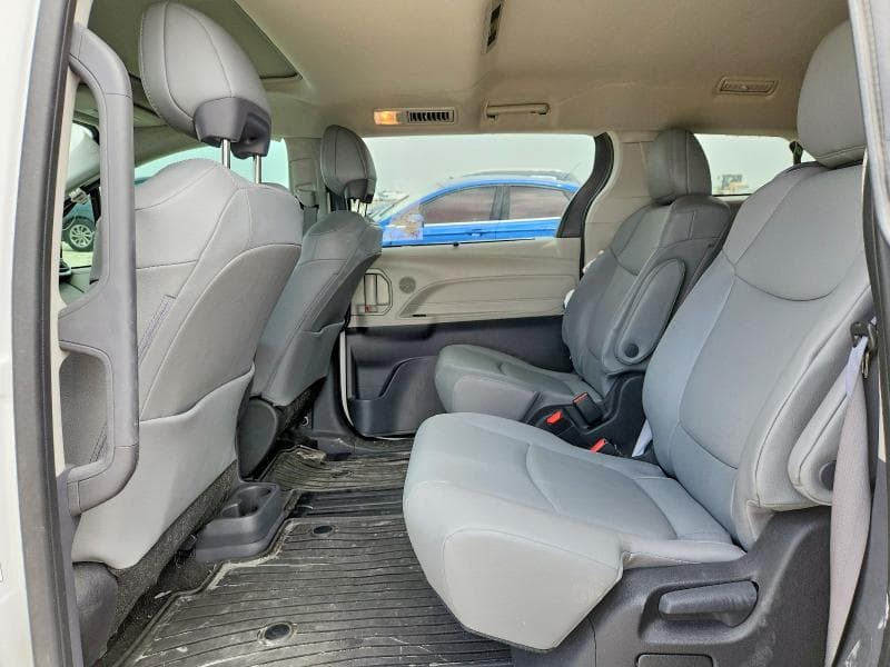 2022 TOYOTA SIENNA XLE 11