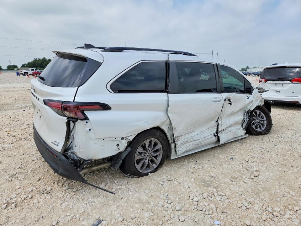 2022 TOYOTA SIENNA XLE 3