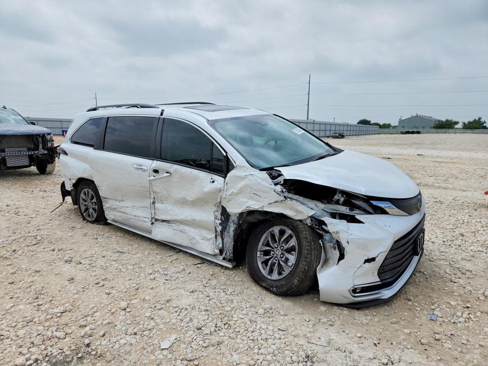 2022 TOYOTA SIENNA XLE 4