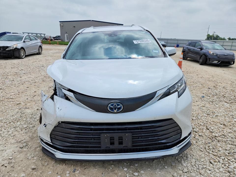 2022 TOYOTA SIENNA XLE 5