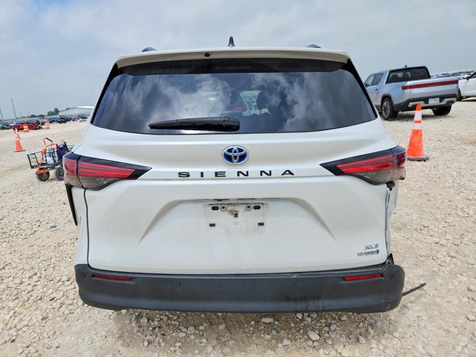 2022 TOYOTA SIENNA XLE 6