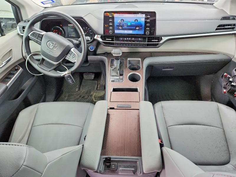 2022 TOYOTA SIENNA XLE 8