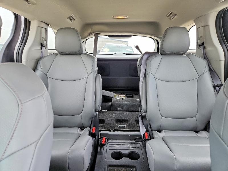 2022 TOYOTA SIENNA XLE 10