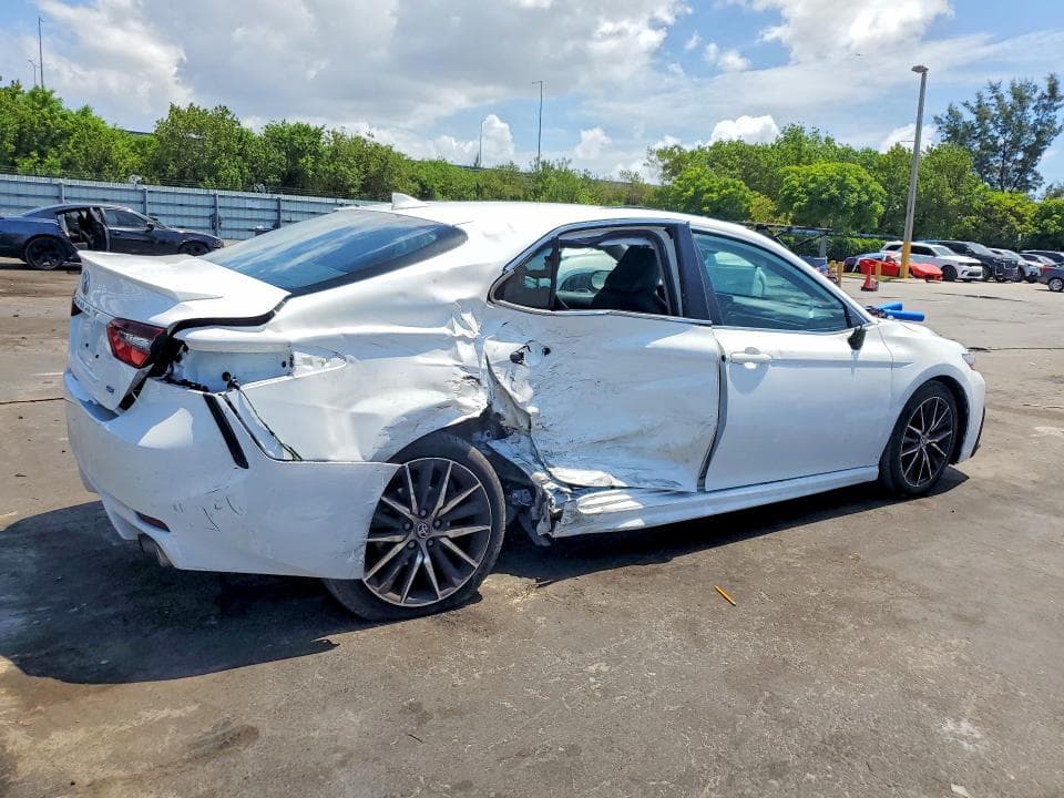 2021 TOYOTA CAMRY SE 3