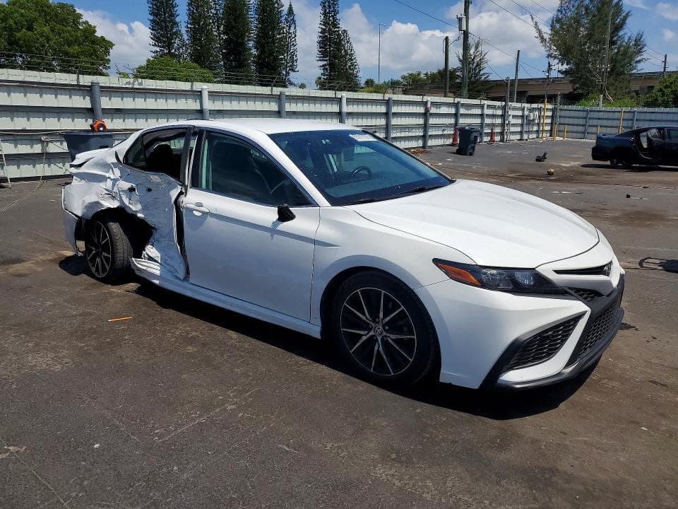 2021 TOYOTA CAMRY SE 4