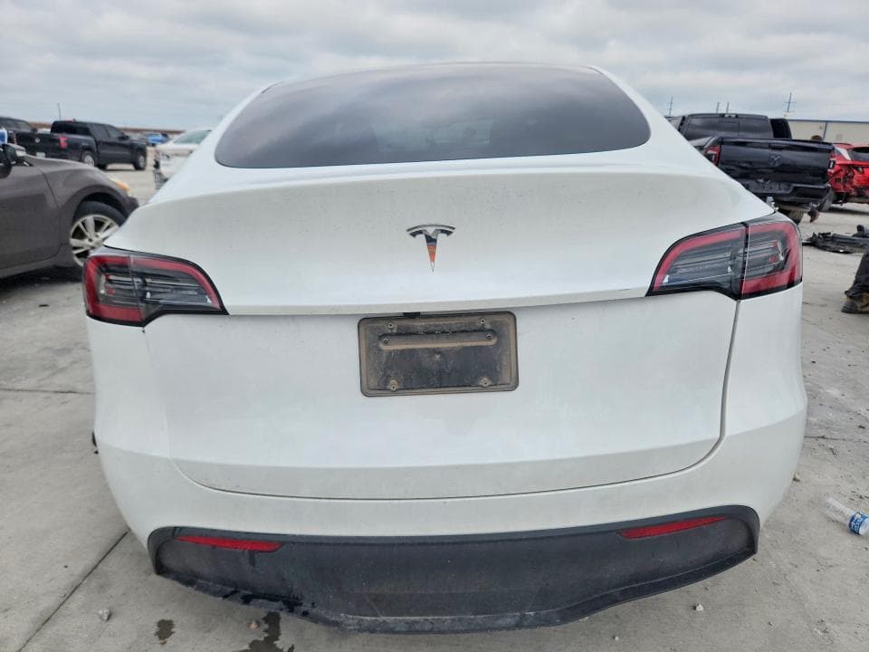 2024 TESLA MODEL Y 6