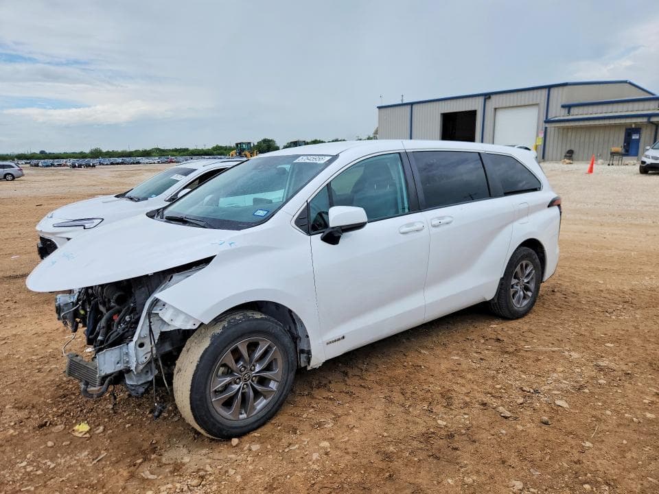 2021 TOYOTA SIENNA LE 1