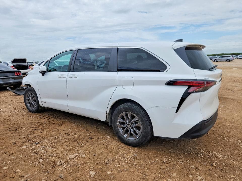 2021 TOYOTA SIENNA LE 2