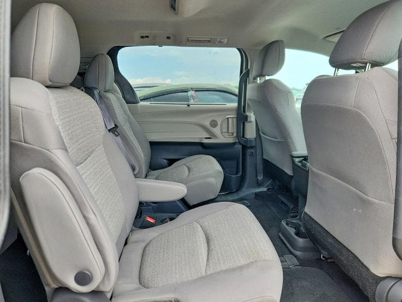 2021 TOYOTA SIENNA LE 11