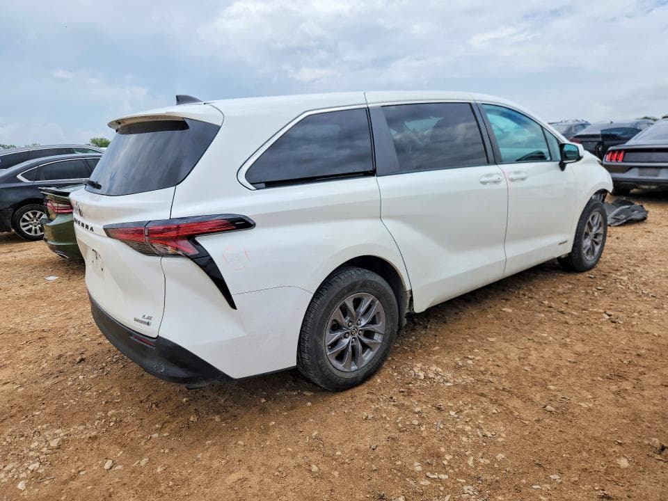 2021 TOYOTA SIENNA LE 3